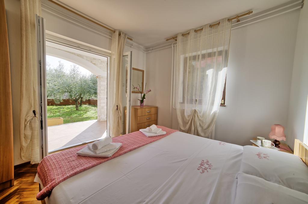 Apartments Mirella Novigrad  Екстер'єр фото